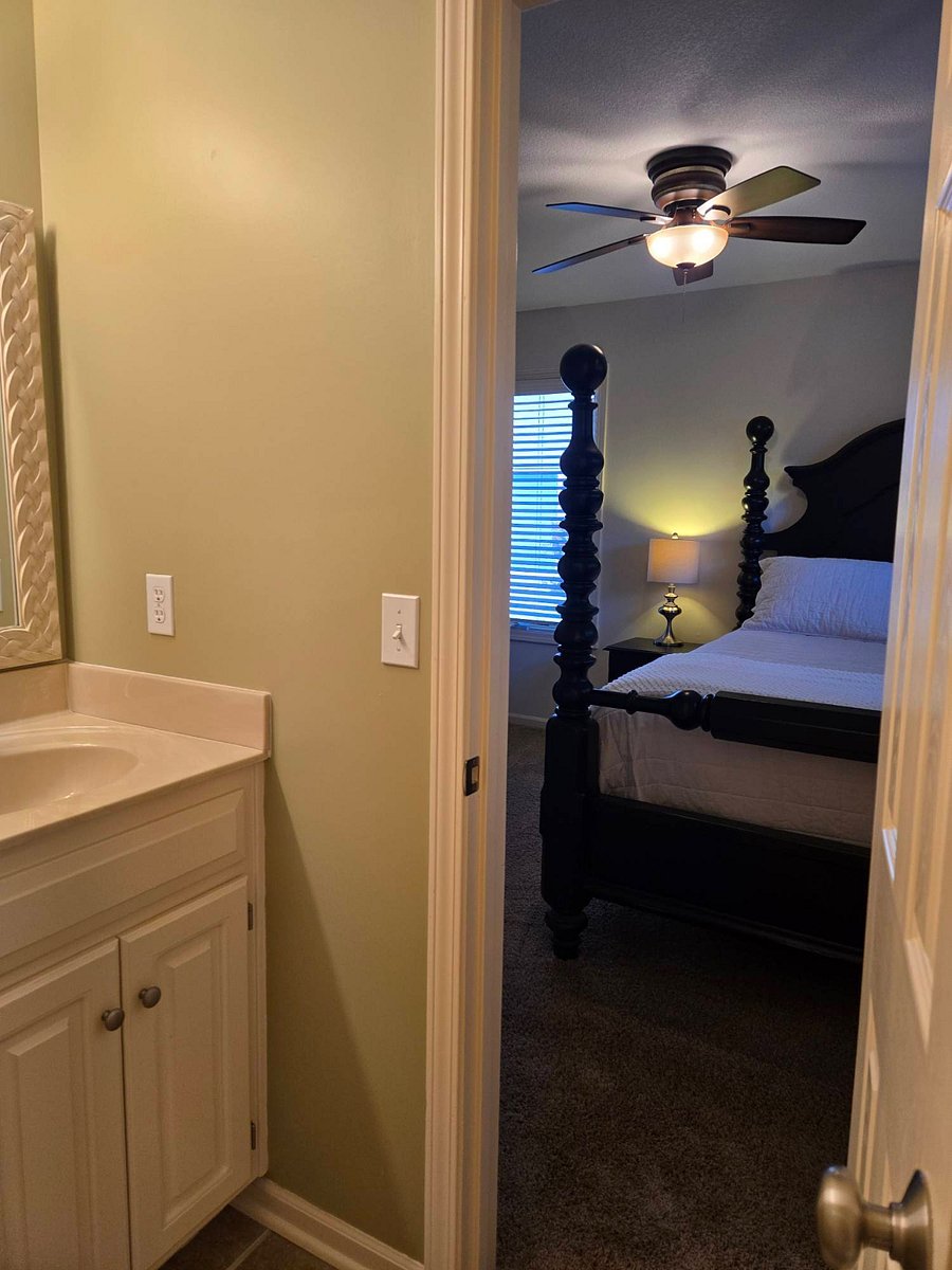 Upper level jack and jill shared between bedroom 3 and 4