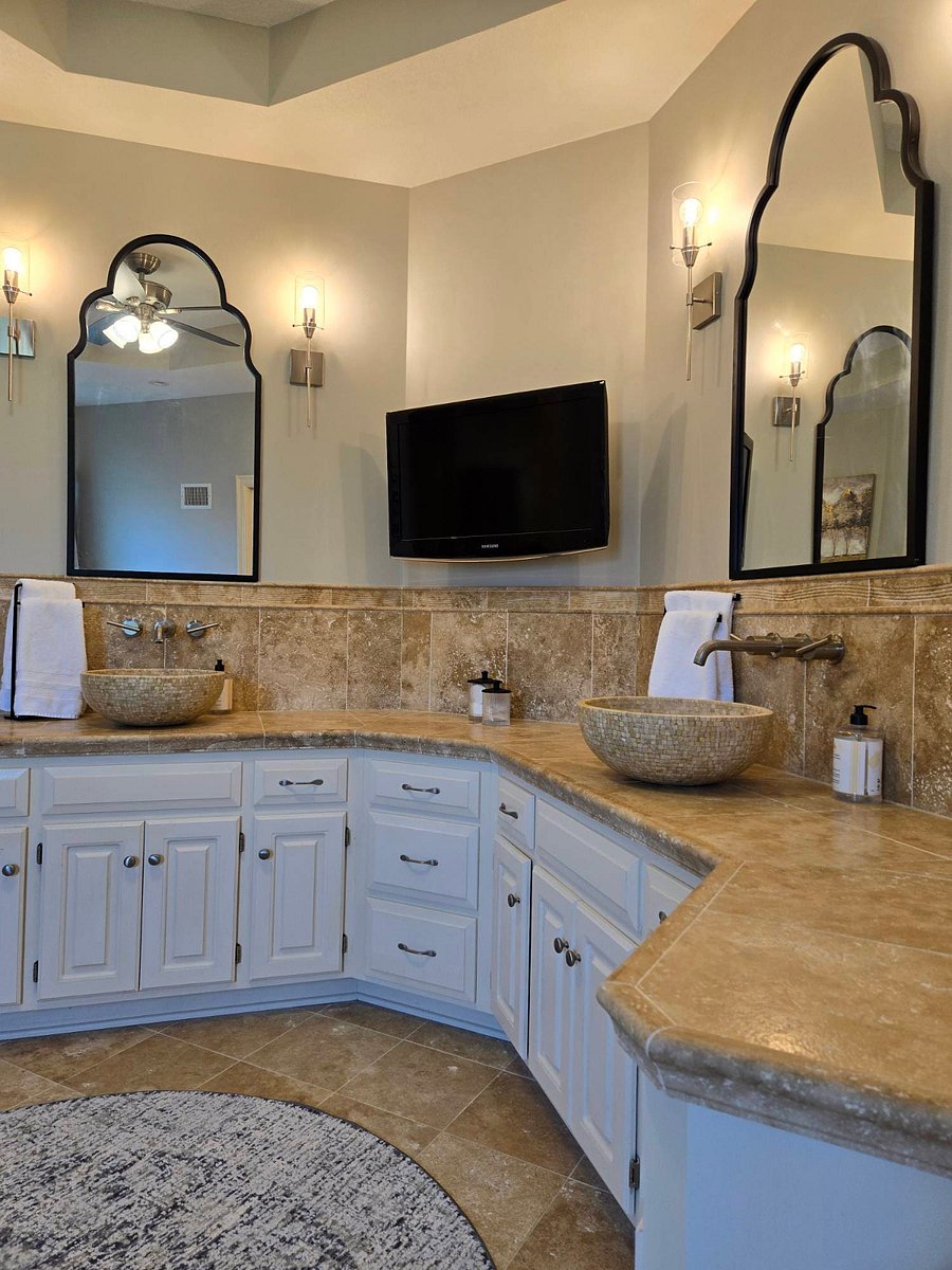 Master bath his and hers sinks, with TV viewable from jetted tub