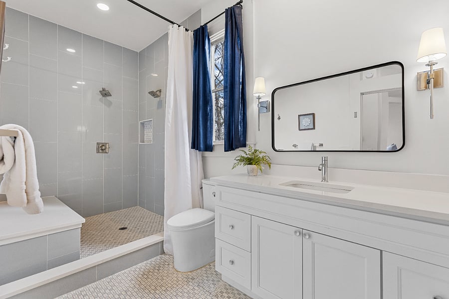 Upstairs full bathroom.