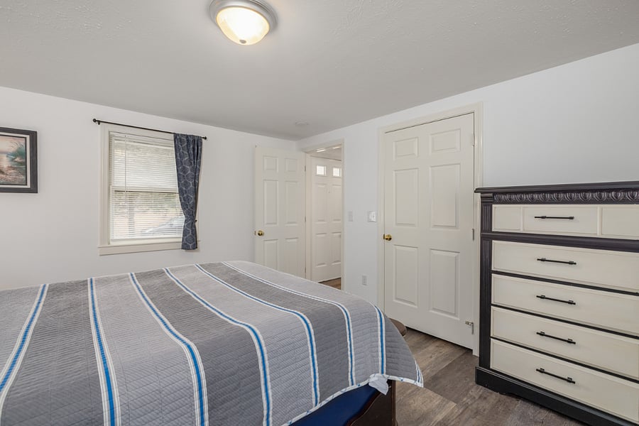 Bedroom 1 - Queen Bed