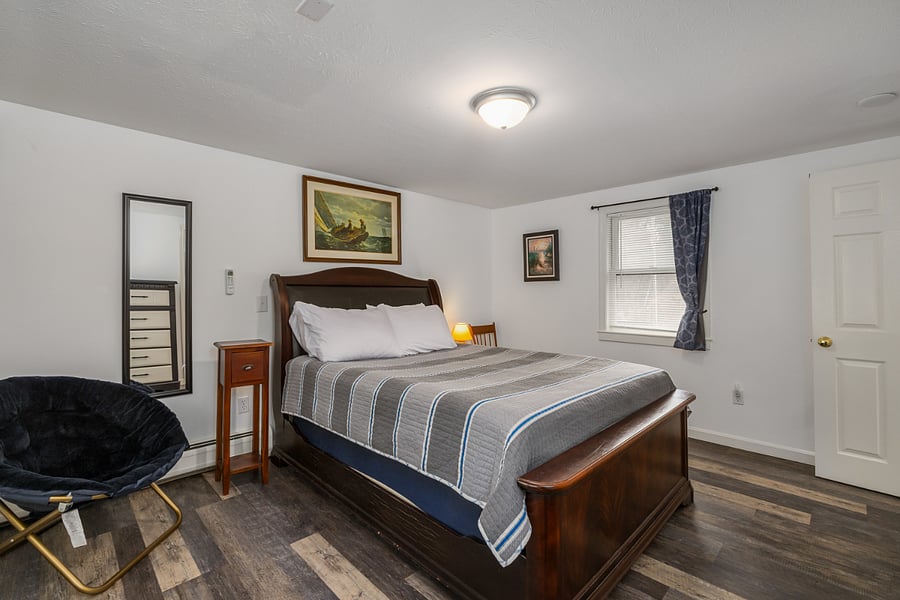 Bedroom 1 - Queen Bed