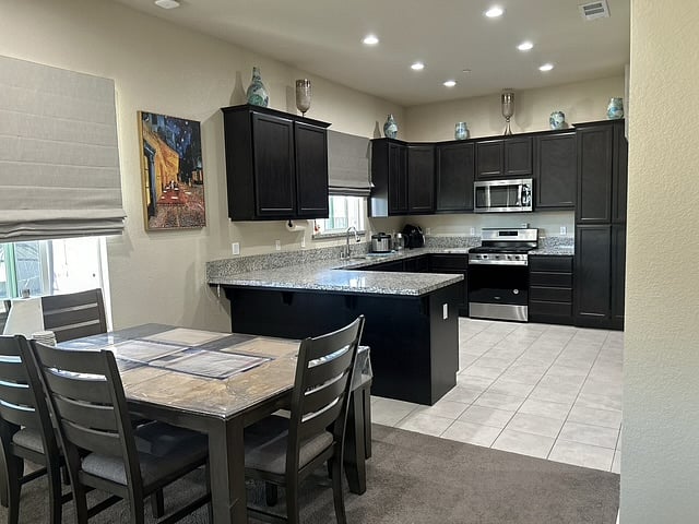 Dining area & kitchen