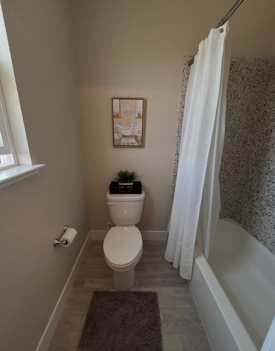Upstairs guest bathroom. Tub / Shower