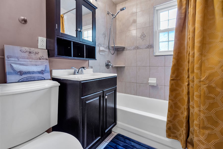 Main bathroom 