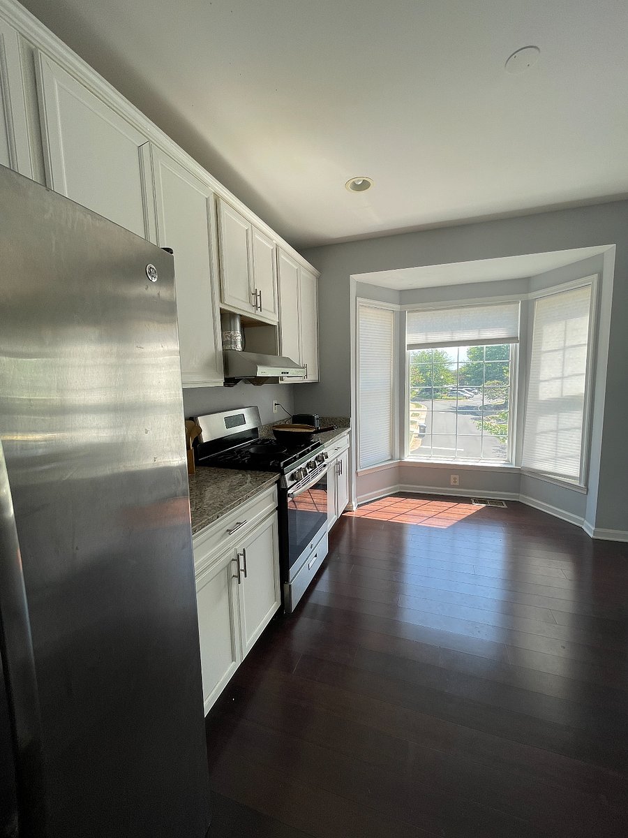 Mid-Level - Full kitchen