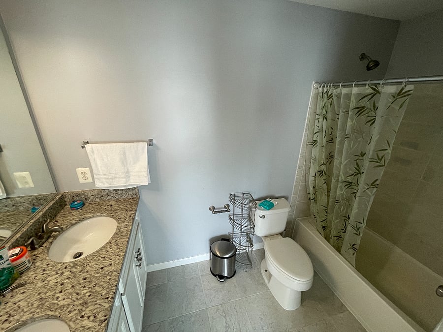 Upper Level Suite - Full bathroom #1