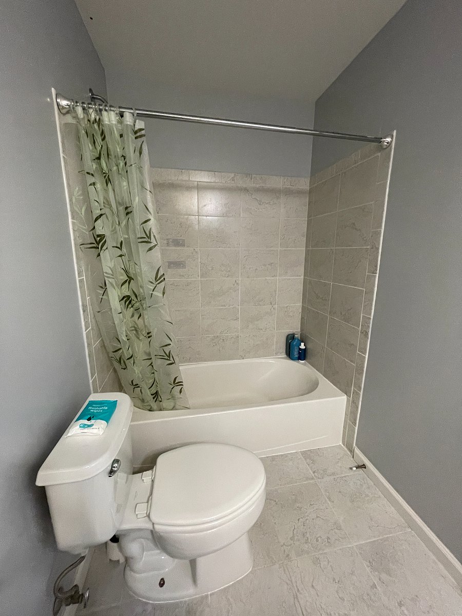 Upper Level Suite - Full bathroom #1