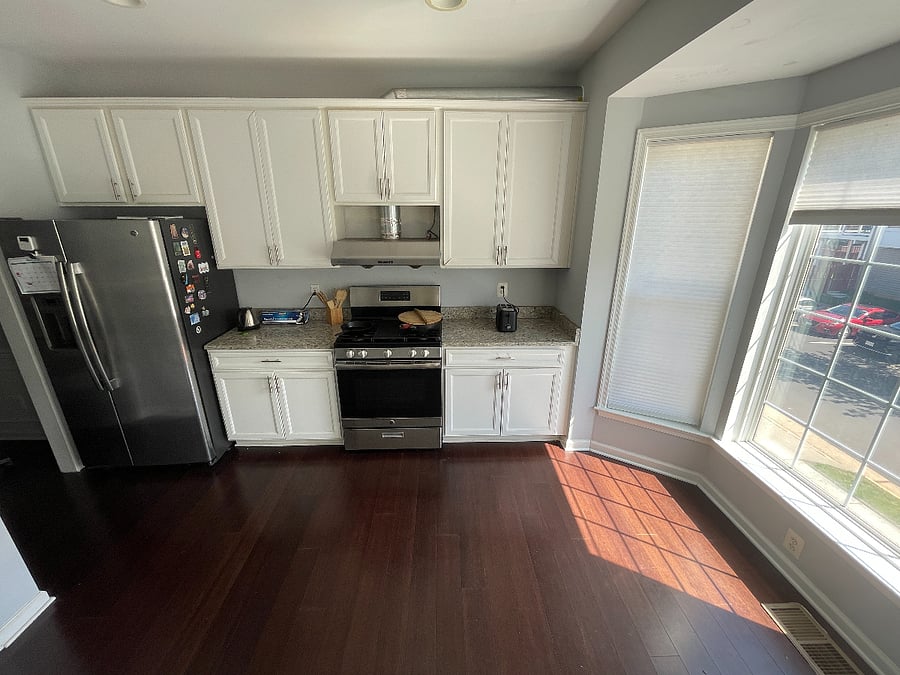 Mid-Level - Full kitchen