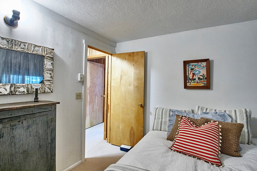 Small Queen room , extra bedroom not listed. Located next to master bedroom on lower/basement level. Could be an extra room but it's small for longer term. Great kids room