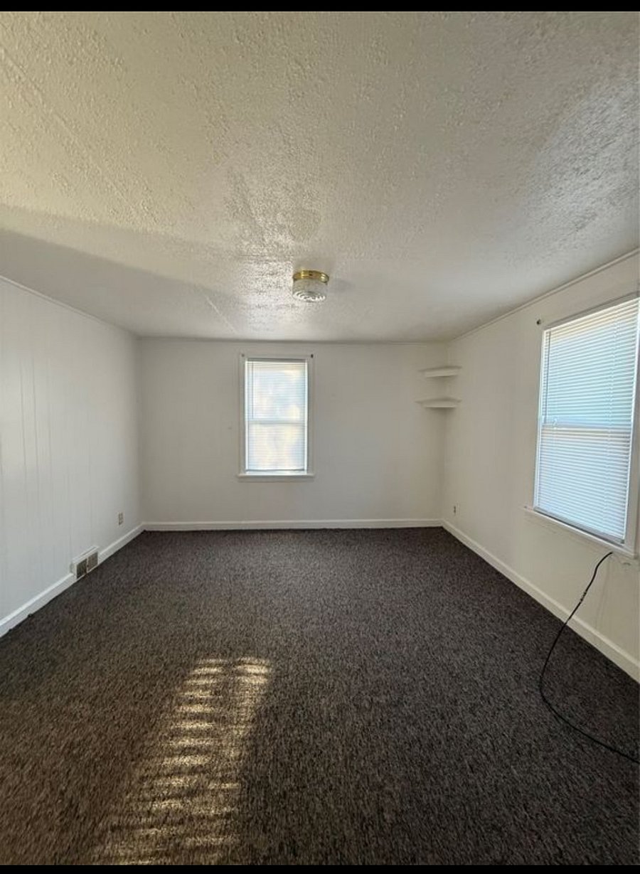This room will have a queen bed and dedicated workspace, blackout shade for windows, everything on hand just need get installed. New pic will be available soon.