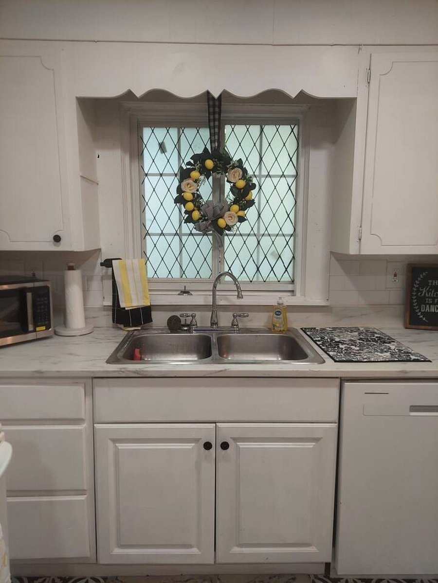 Kitchen sink has a water filter