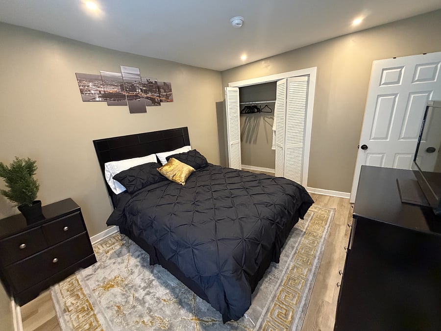 2nd Bedroom-Gold Room
