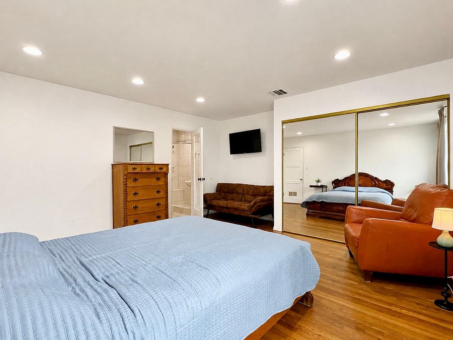 Master bedroom 