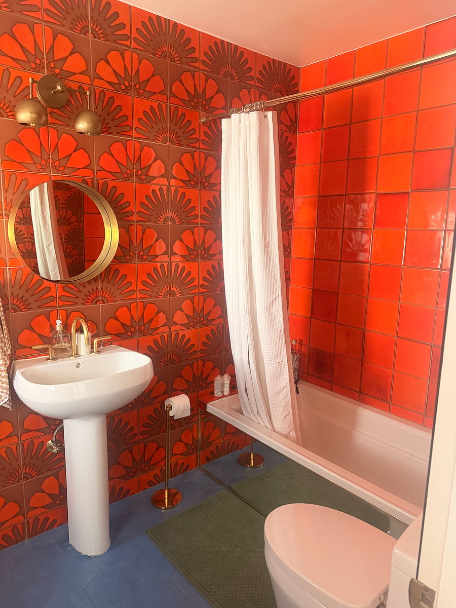 bathroom with bathtub