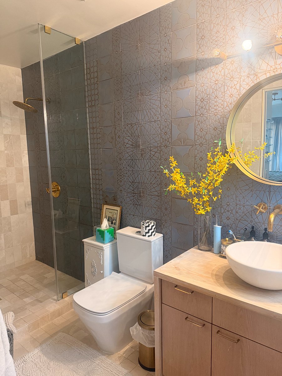 ensuite bathroom with steam shower