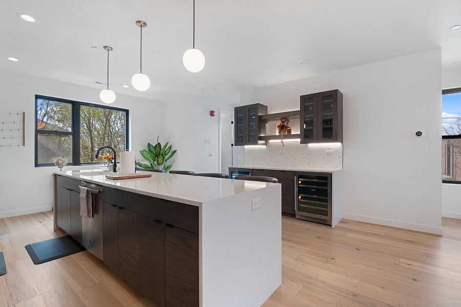 2nd floor: Kitchen & bar
