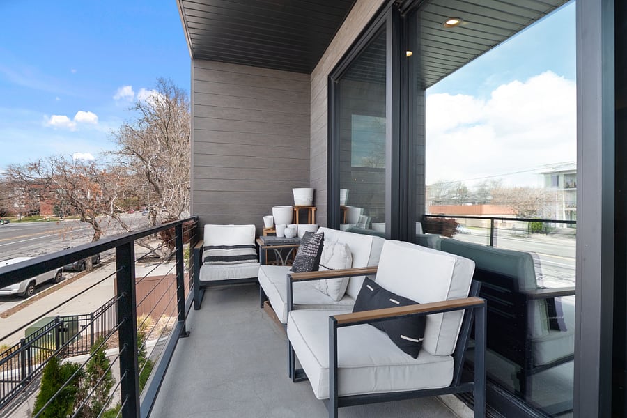 2nd floor: Living room balcony