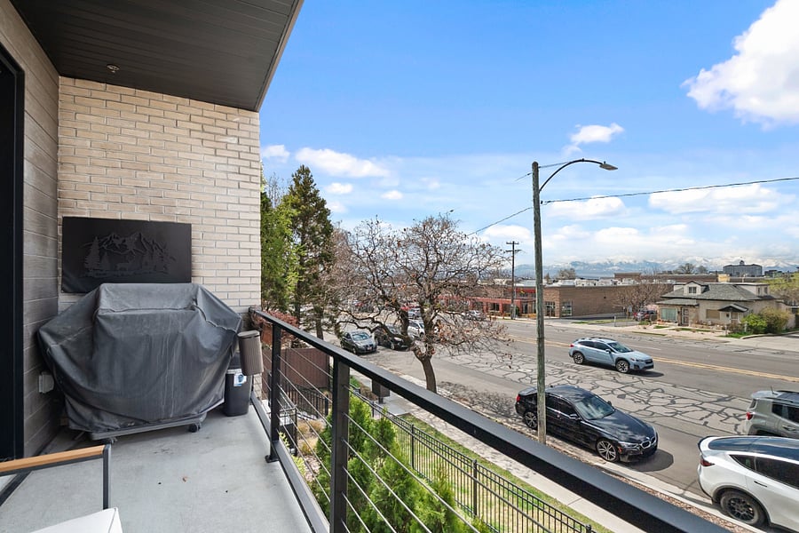 2nd floor: Living room balcony