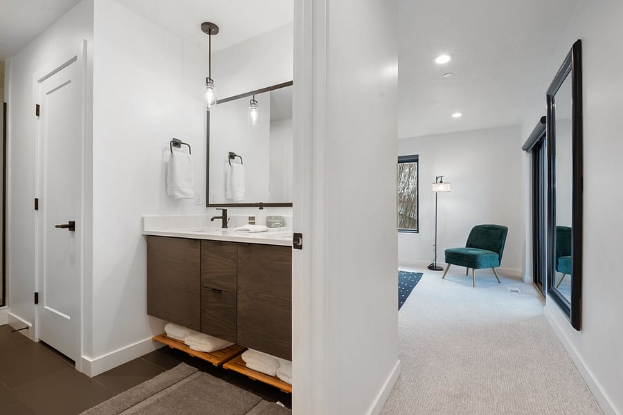 3rd floor: Master bathroom