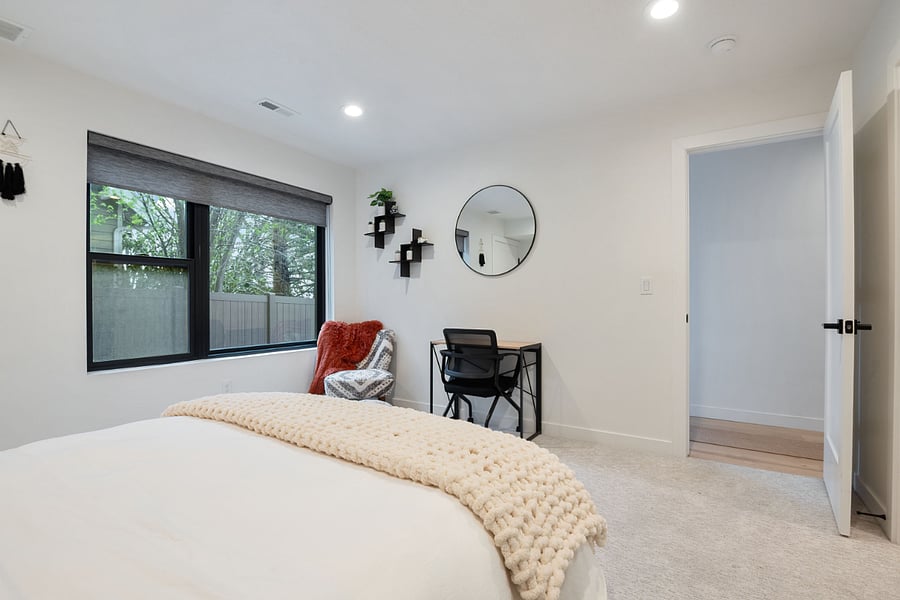 1st floor: Queen bedroom