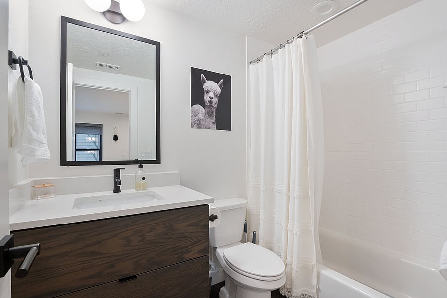 1st floor: Queen bathroom