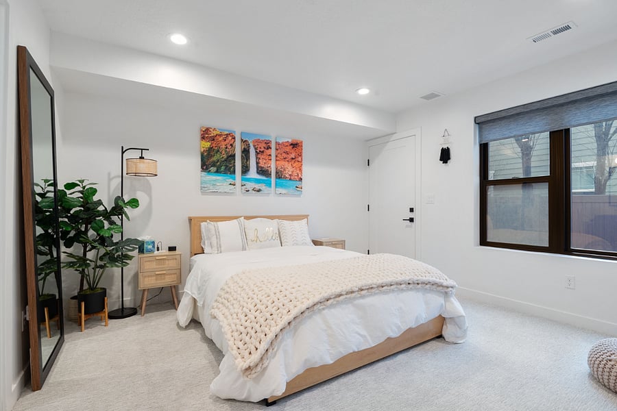 1st floor: Queen bedroom
