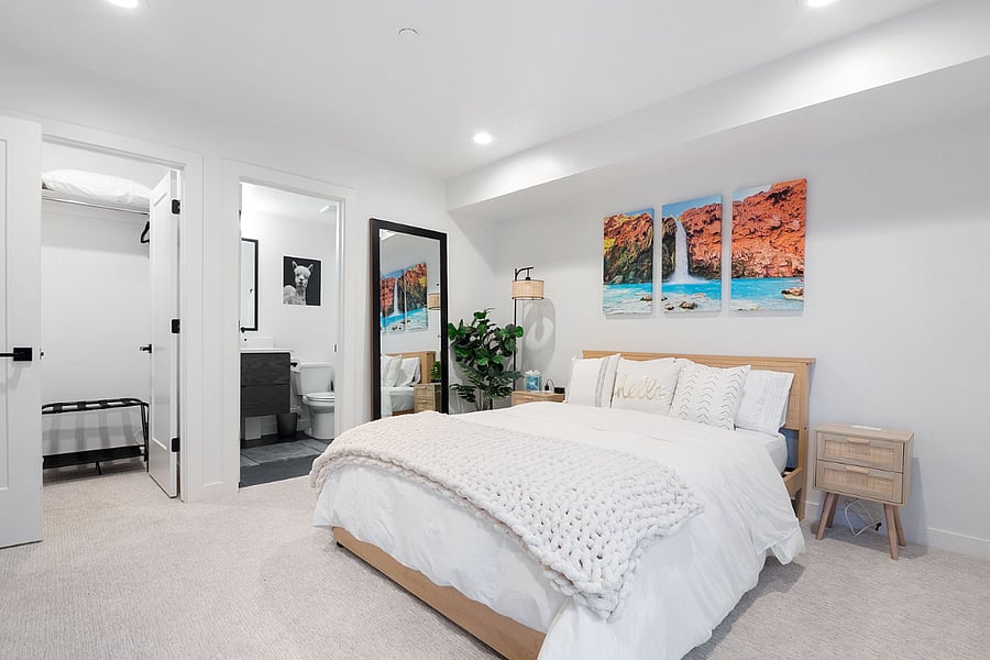 1st floor: Queen bedroom