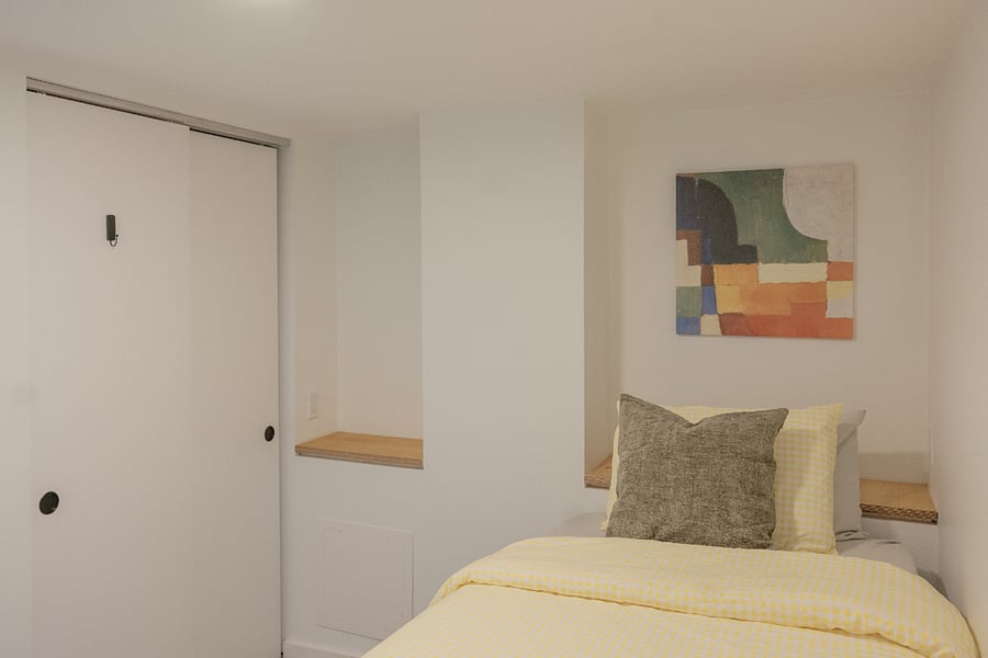 Secondary bedroom with closet.