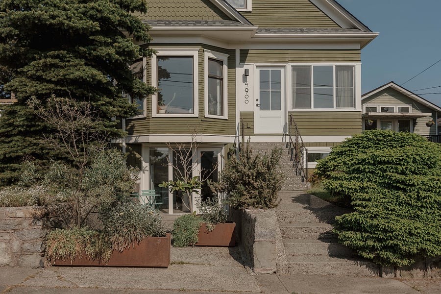 Quite neighborhood within walking distance to transit, coffee and parks.