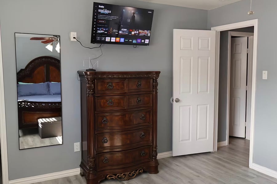 The master bedroom includes a stylish chest of drawers perfect for unpacking and feeling right at home. Youll have plenty of space to store your clothes, accessories, and personal items during your stay, keeping the room organized and comfortable.