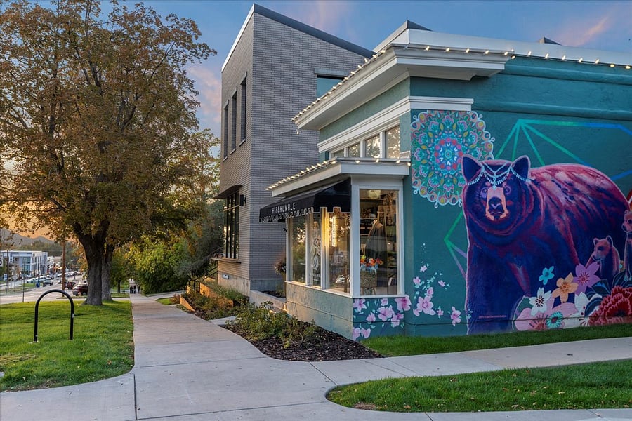 Thriving local businesses and shops within 1-2 blocks away- all in walking distance.