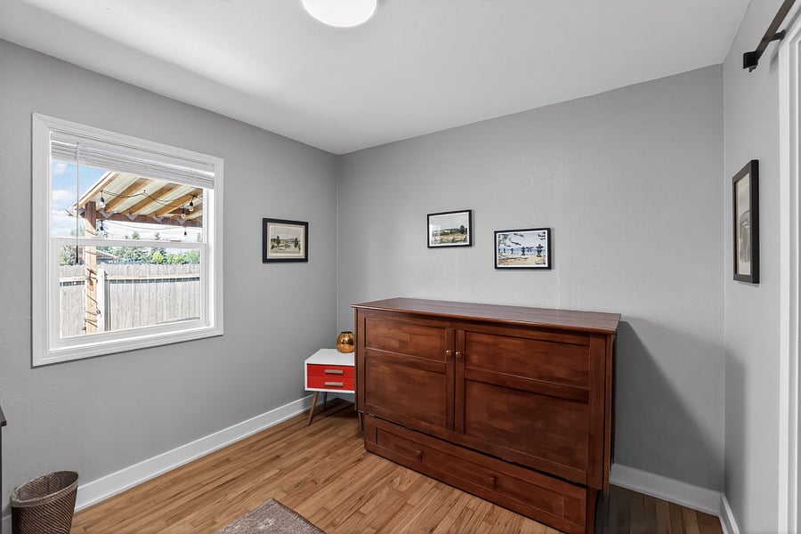 Guest room, bed folded up