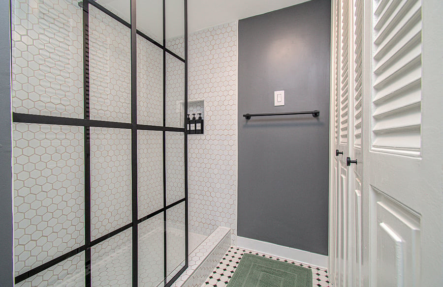 Full bathroom 2