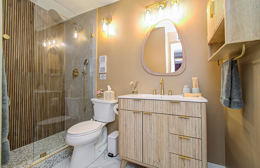 Full bathroom 1