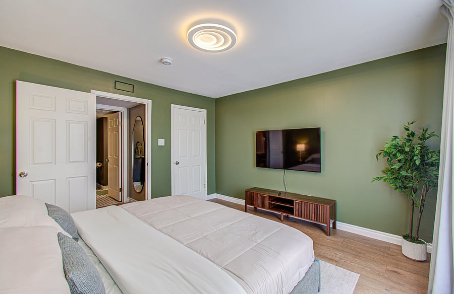 King size bedroom 2