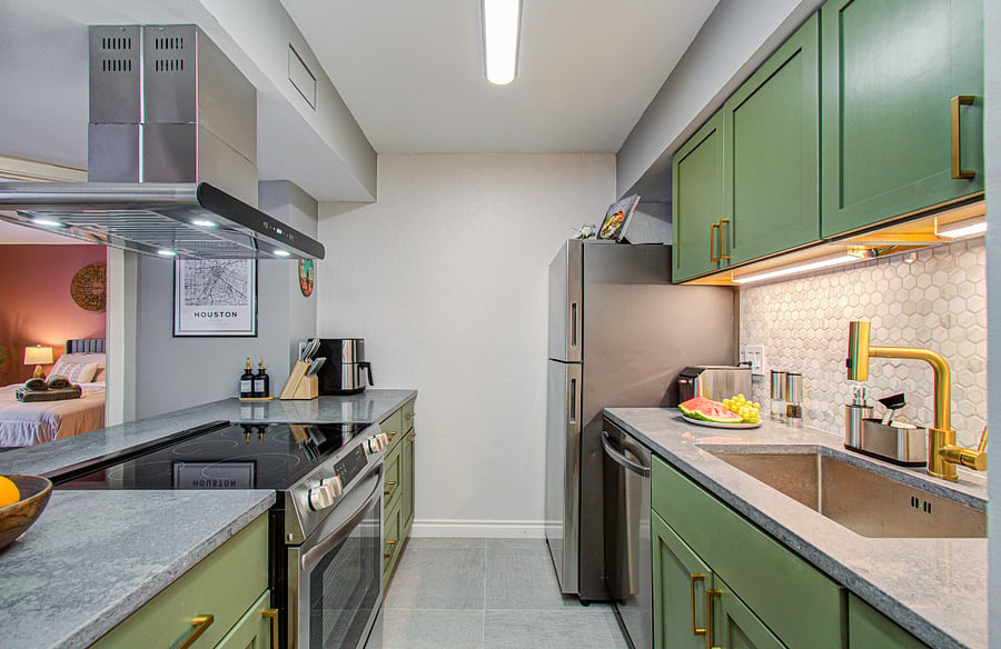 Full kitchen
