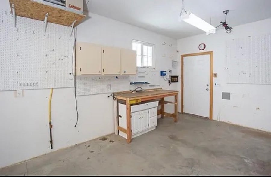 detached 2 car garage

