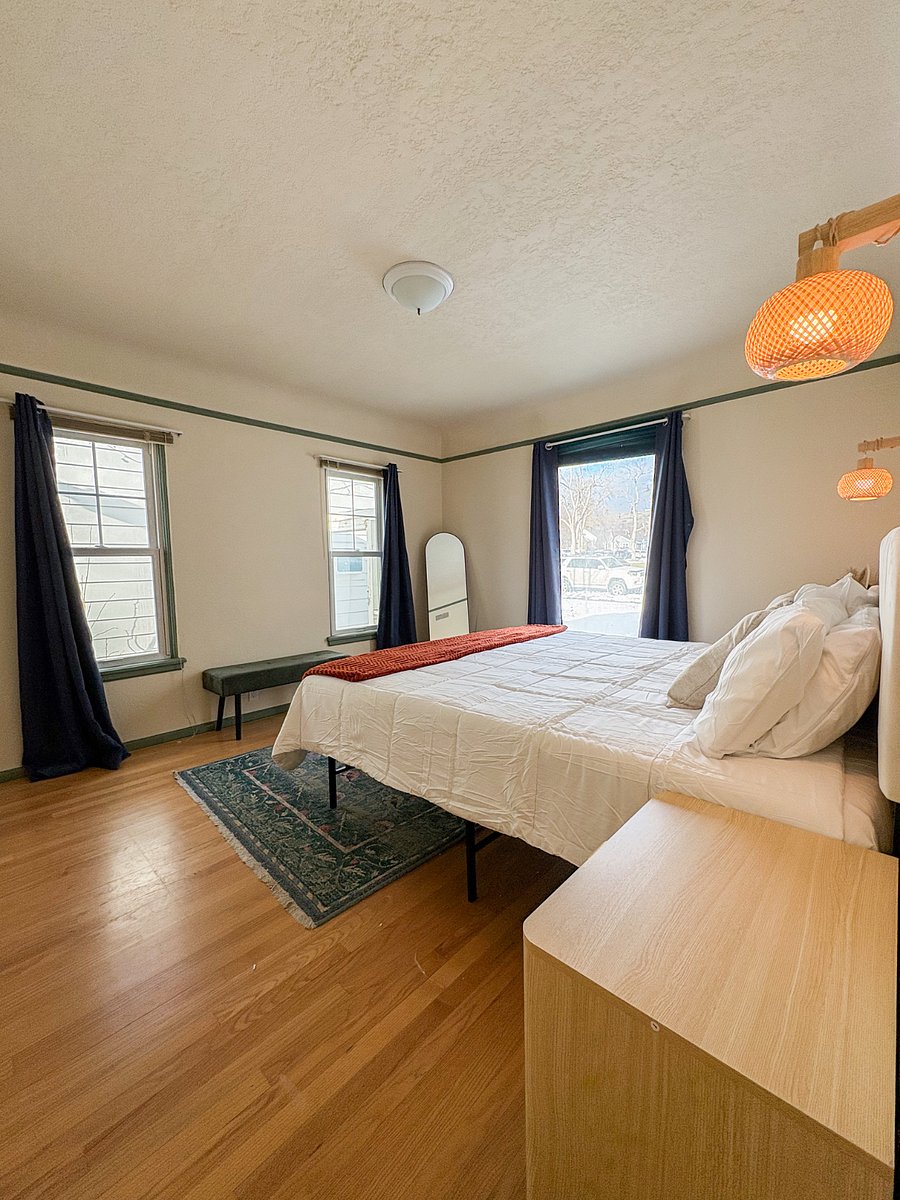 main king bed, room has a closet and nightstands