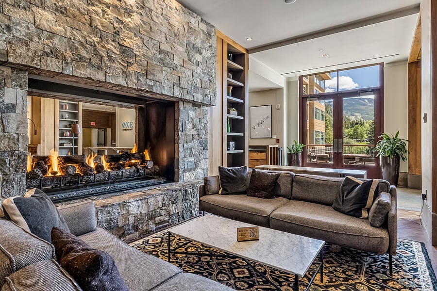 Resort lobby, huge fireplace, cozy seating areas for meet-ups, work meetings or relaxing. Live music most evenings (seasonal)