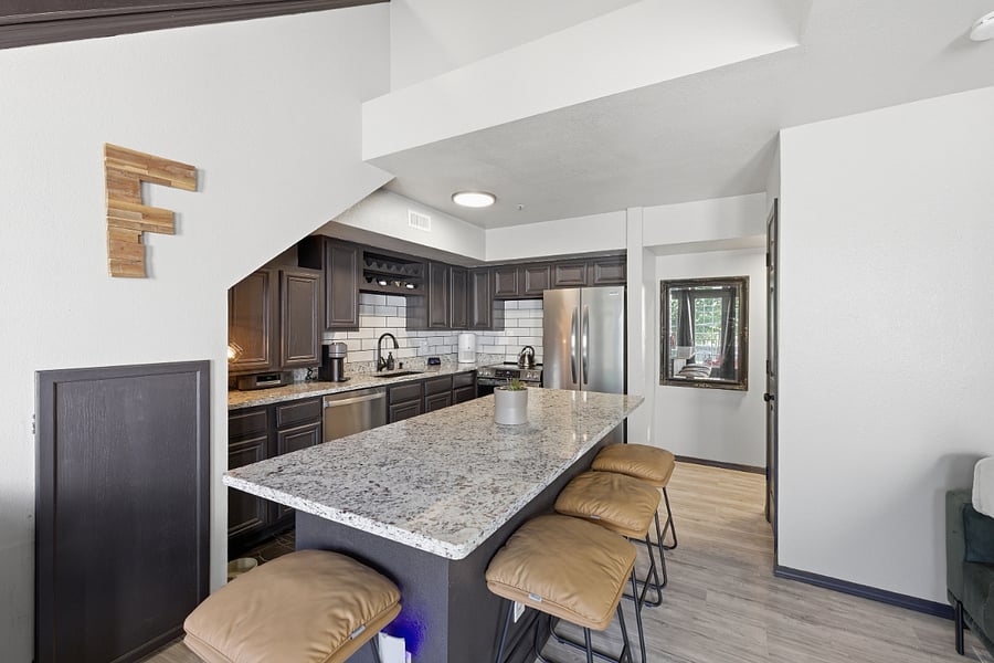 Kitchen Bar w/4 Leather Stools