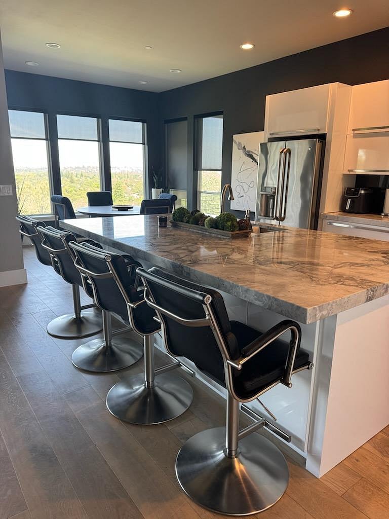 Shared access to full kitchen