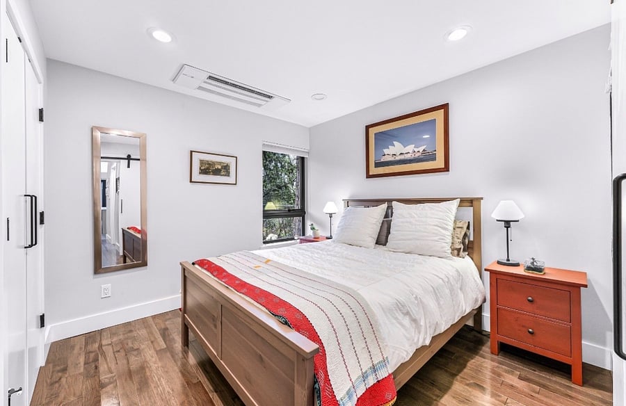1st floor bedroom - Queen bed