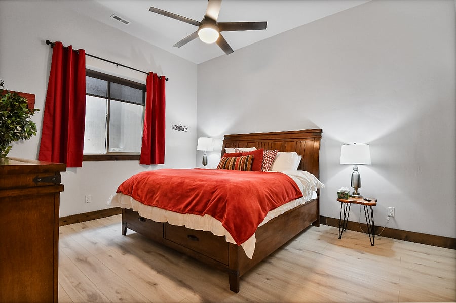 Bedroom 3: with a cozy king size bed with TV - Bottom Level