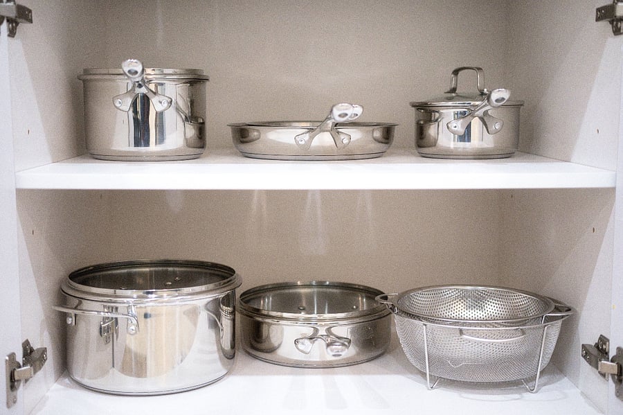 In the kitchen, you will find a wide variety of pots available for your convenience, making cooking and baking easy and enjoyable throughout your stay.