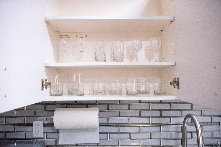 You will find a wide variety of drinking glasses in the kitchen, along with paper towels for quick and easy cleanups. Everything is thoughtfully provided to make your stay comfortable and convenient.