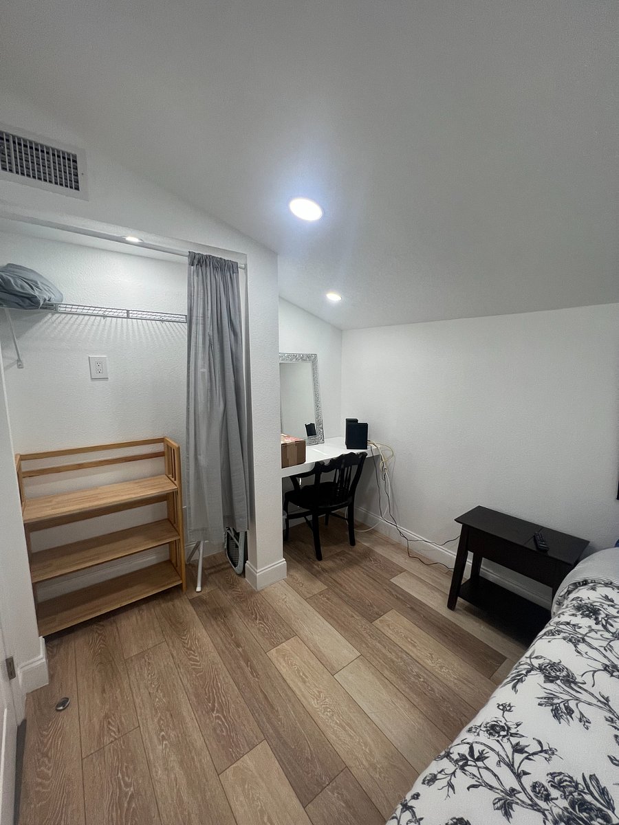 Guest bedroom w/ built in desk