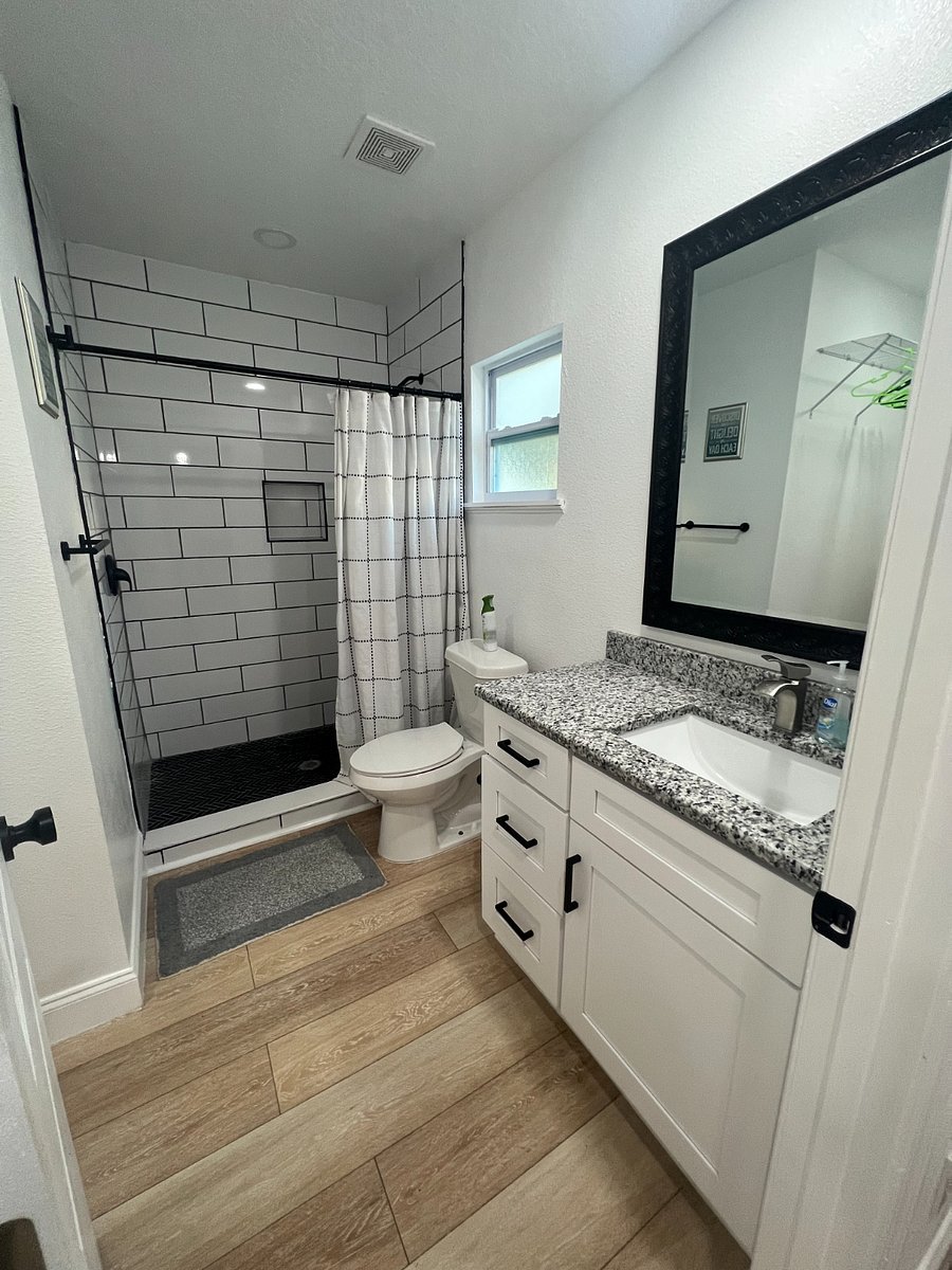 En suite primary bathroom
