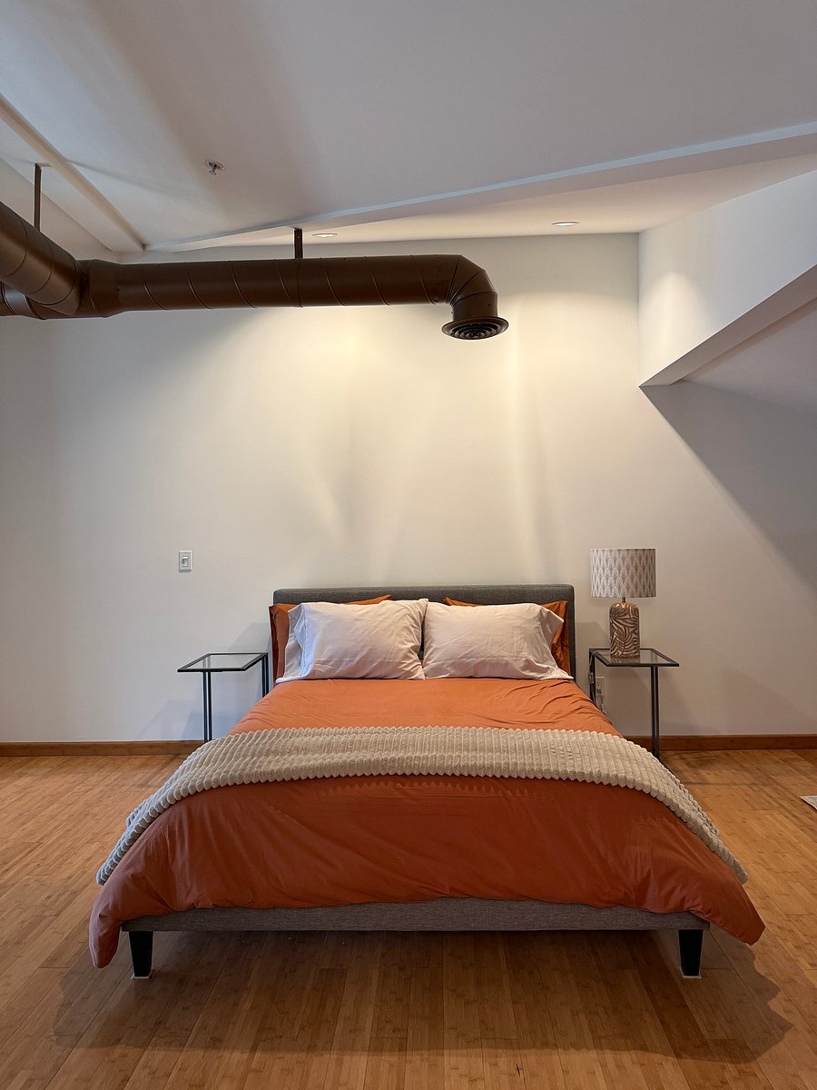 Queen bed provided; there is plenty of floor space for an additional bed/mattress/air mattress/futon as you desire