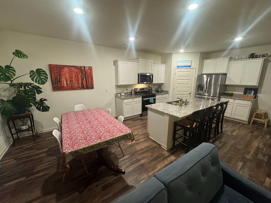 Expanding dining table