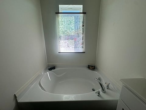Bathtub (Master Bathroom)